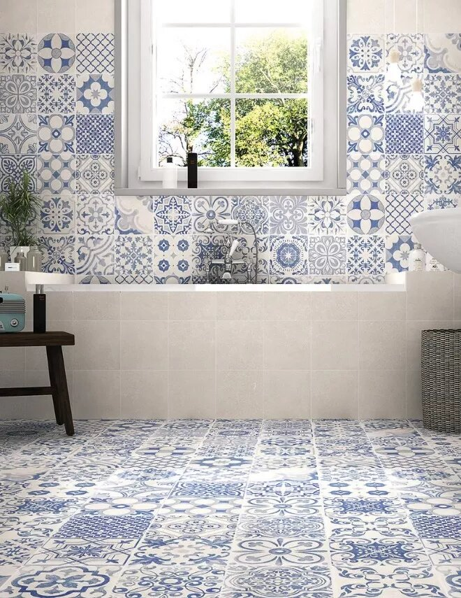 Carreau de ciment bleu et blanc motifs variés 45x45 cm dans salle de bain beige meuble en bois fenêtre sur extérieur