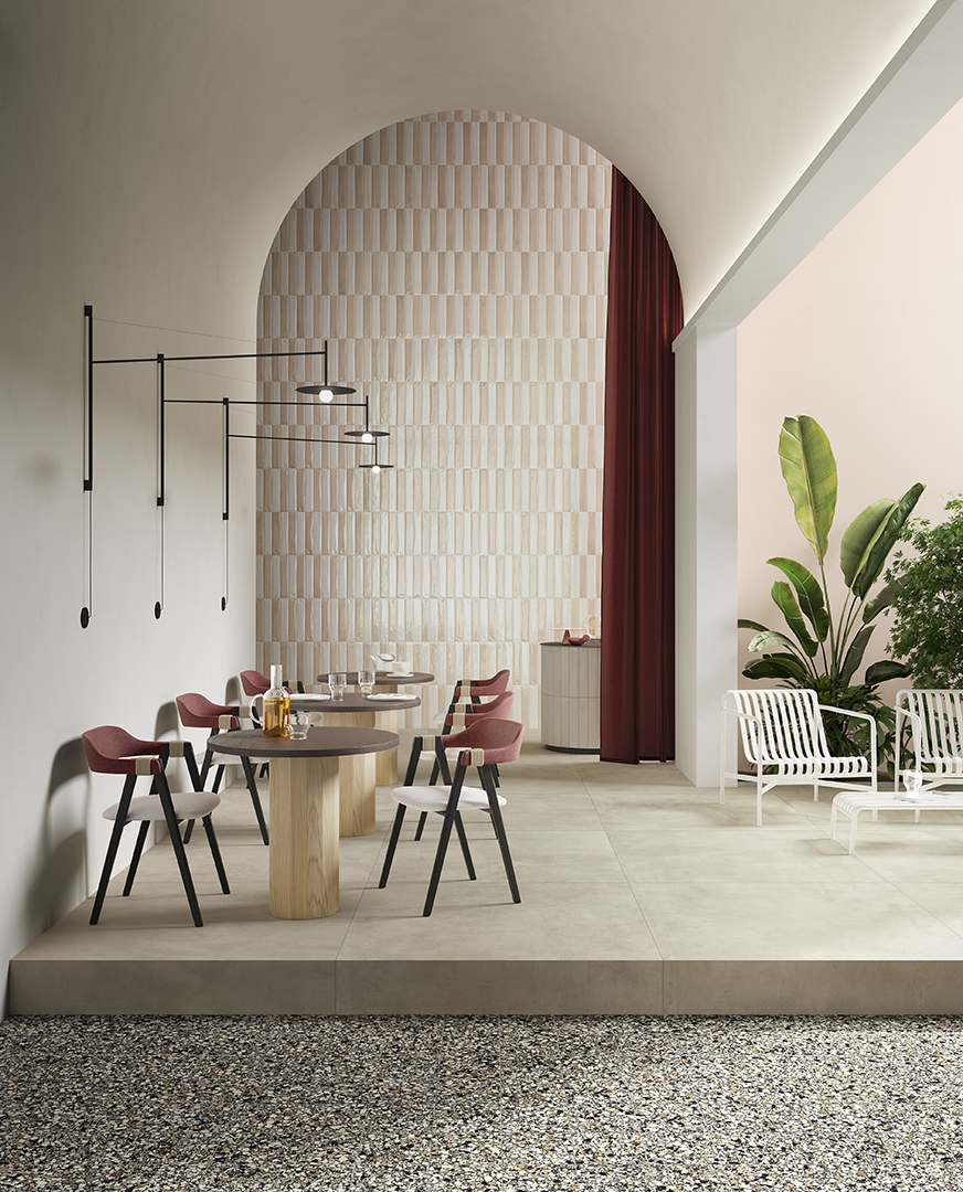 Carrelage effet béton blanc 80x80 cm dans salle à manger épurée avec murs crème, rideaux bordeaux, mobilier moderne et plantes vertes