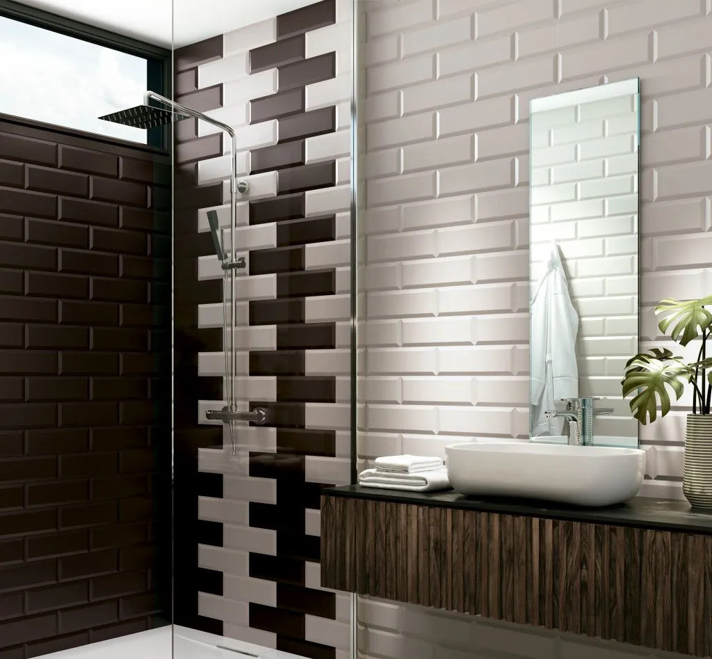 Carrelage uni blanc 10x30 cm sur une salle de bain contemporaine avec meuble bois foncé et douche en verre