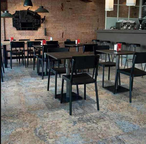 Carrelage aspect tissu couleur beige nuances de gris et bleu 50x100 cm dans un café murs en briques tables et chaises noires