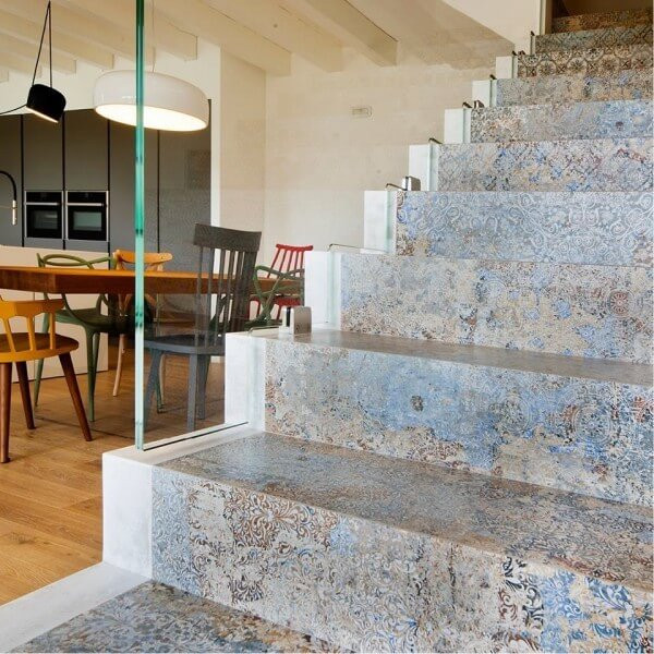 Carrelage effet tissu beige avec motifs bleus 50x100 cm sur escalier en intérieur, tons neutres et meubles modernes