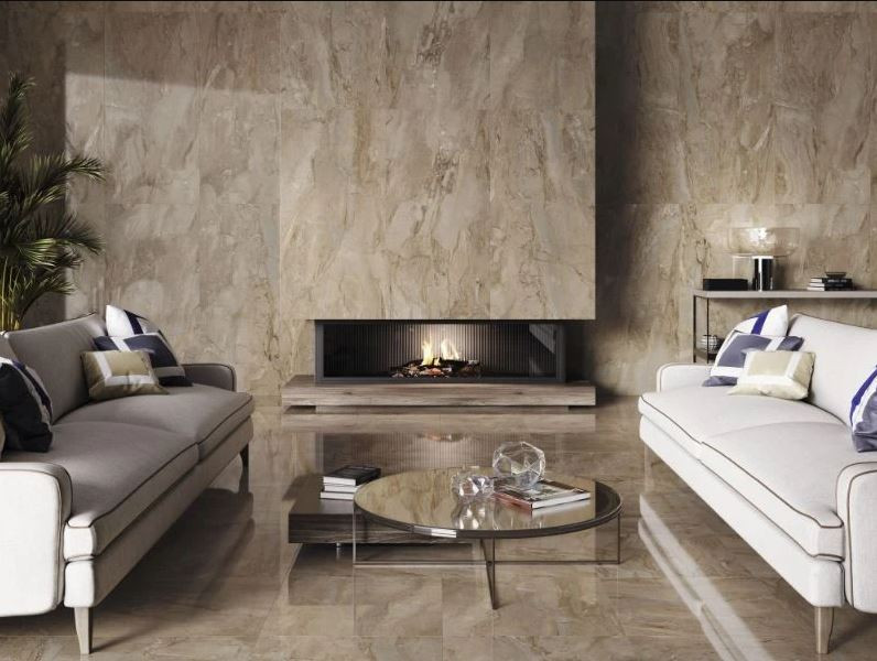 Carrelage marbre marron clair veiné 60x60 cm dans salon moderne avec tons beige mobilier élégant et cheminée contemporaine