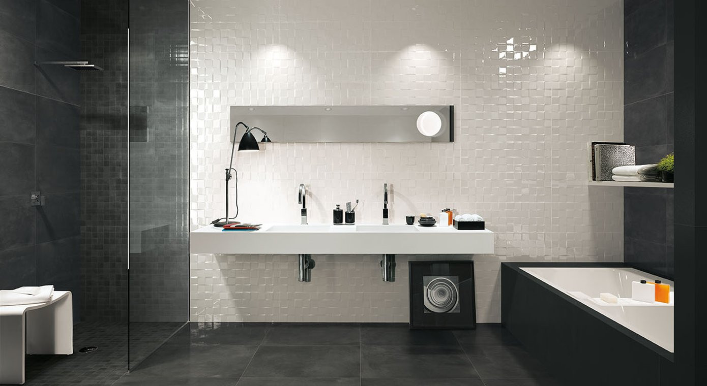 Carrelage uni noir 60x60 cm dans une salle de bain aux murs blancs, avec douche à litalienne, vasque suspendue, accessoires modernes