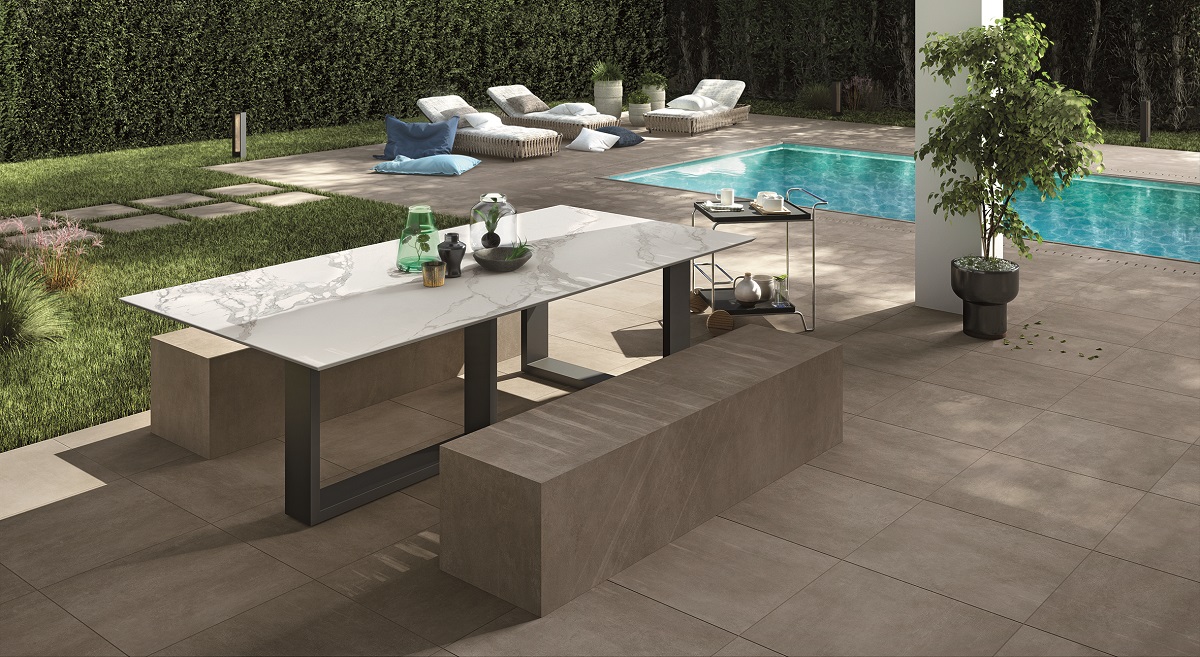 Carrelage aspect pierre gris nuances de gris clair et foncé taille 80x80 cm dans un espace extérieur contemporain avec mobilier moderne sur terrasse près de piscine et verdure