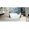 Carrelage uni blanc hexagonal dans une salle de bain moderne avec meubles en bois et détails bleus, éclairage doux, ambiance épu