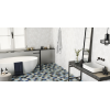 Carrelage uni blanc dans une salle de bain épurée, sur sol à motif géométrique bleu, avec baignoire blanche, étagère noire et ac