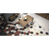 Carrelage uni noir sur une salle à manger avec des nuances de beige et de marron, meubles en bois, chaises blanches, détails déc