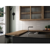 Carrelage uni blanc sur le mur de la cuisine avec armoires en bois et plan de travail gris, évier inox, dans un décor épuré et m