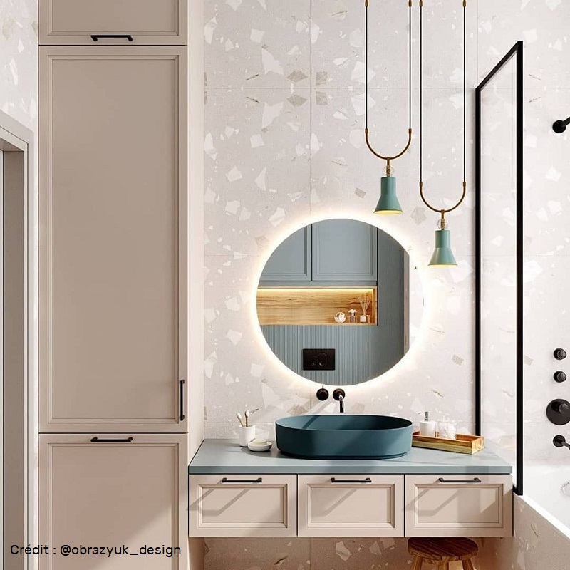 Carrelage Terrazzo beige éclats gris clairs et marrons 80x80 cm dans salle de bain tons pastel meuble bois clair vasque bleue suspendue