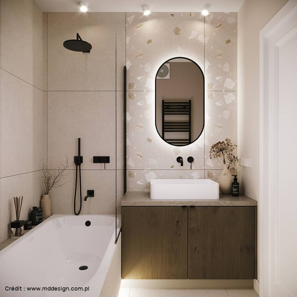 Carrelage Terrazzo beige avec éclats de marbre 80x80 cm dans une salle de bain tons bois et blanc avec vasque, miroir ovale, baignoire
