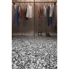 Carrelage Terrazzo noir et blanc 60x60 cm dans un dressing bois et tenues suspendues