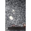 Carrelage Terrazzo noir et blanc éclats de marbre 60x60 cm sur une étagère avec accessoires et luminaires suspendus