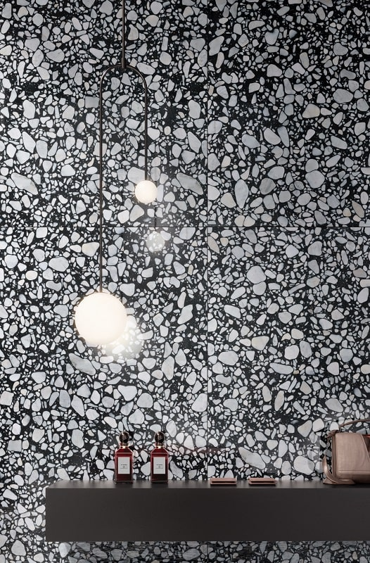 Carrelage Terrazzo noir et blanc éclats de marbre 60x60 cm sur une étagère avec accessoires et luminaires suspendus