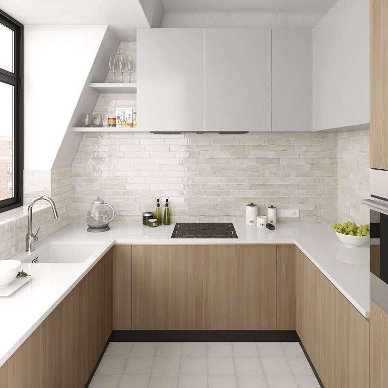 Zellige beige sans motif dans une cuisine moderne blanche avec éléments en bois clair et plan de travail blanc
