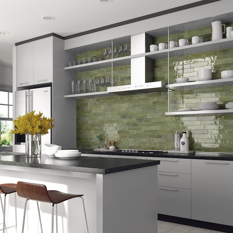 Zellige vert lustré sur crédence cuisine moderne avec étagères blanches et plan de travail sombre