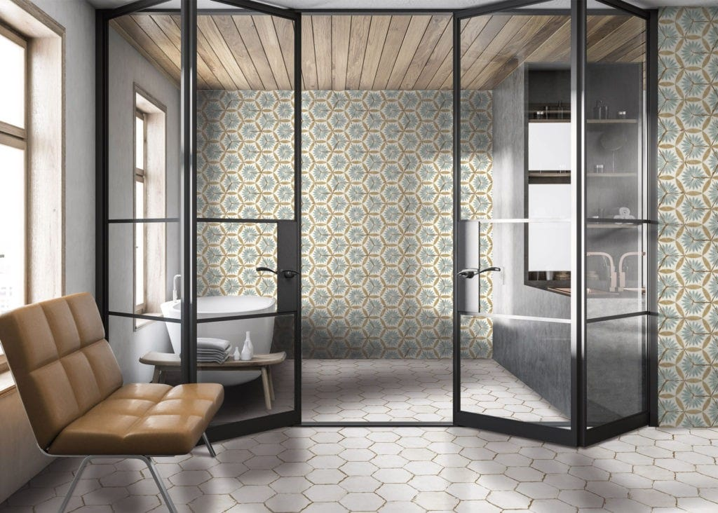 Carreau de ciment multicouleur avec motifs géométriques dans une salle de bains épurée, sur des surfaces murales et au sol