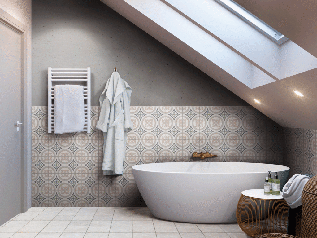 Carreau de ciment multicouleur avec motifs géométriques 20x20 cm dans une salle de bain beige avec baignoire blanche et accessoires en osier