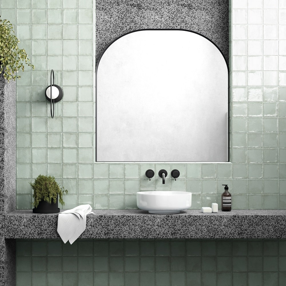 Carrelage Zellige vert lustré 7,5x15 cm sur le mur dune salle de bain nuances de gris vasque blanche et miroir arrondi