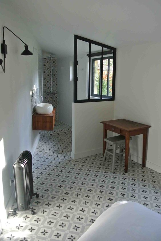 Carreau de ciment noir et blanc motifs étoiles 20x20 cm dans salle de bain épurée blanc baignoire bois fenêtre