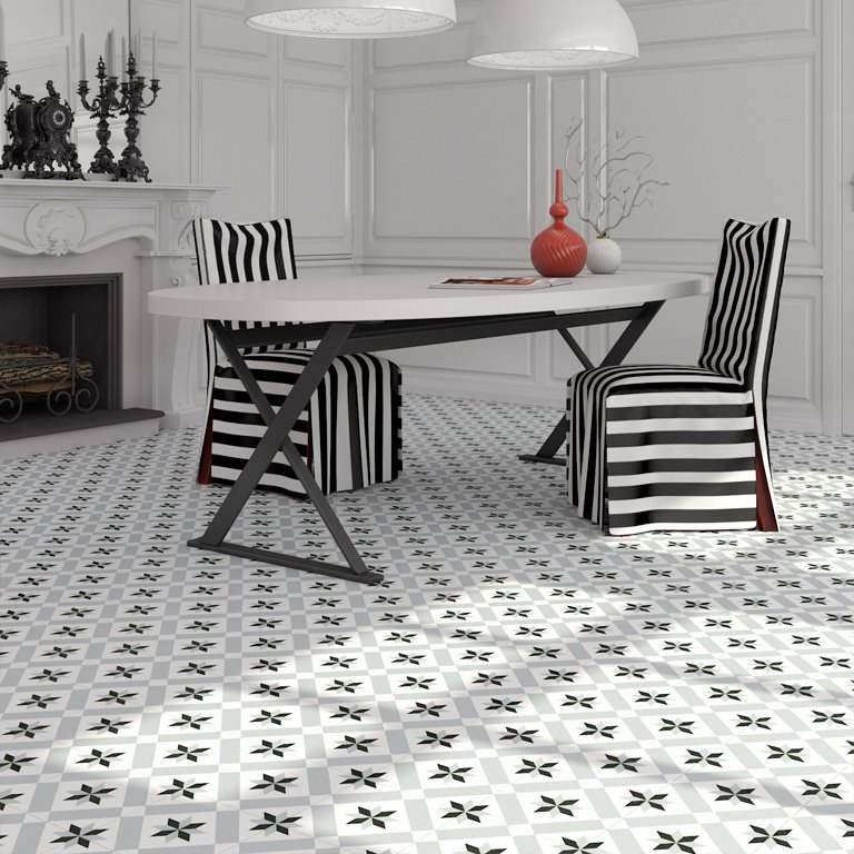 Carreaux de ciment noirs et blancs avec motifs dans une salle à manger blanche avec mobilier orné de rayures noires et blanches