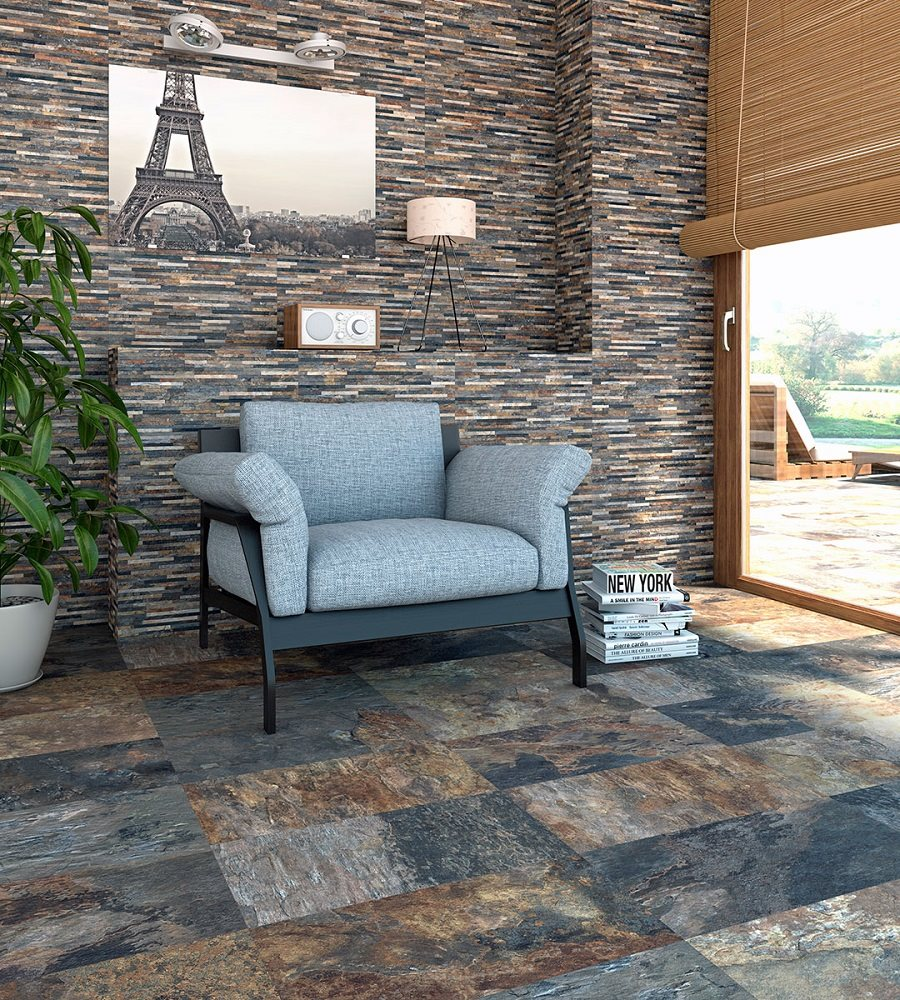 Carrelage effet pierre terracotta variée dans un salon cosy aux murs gris et taupe avec canapé, lampe, pots de plantes