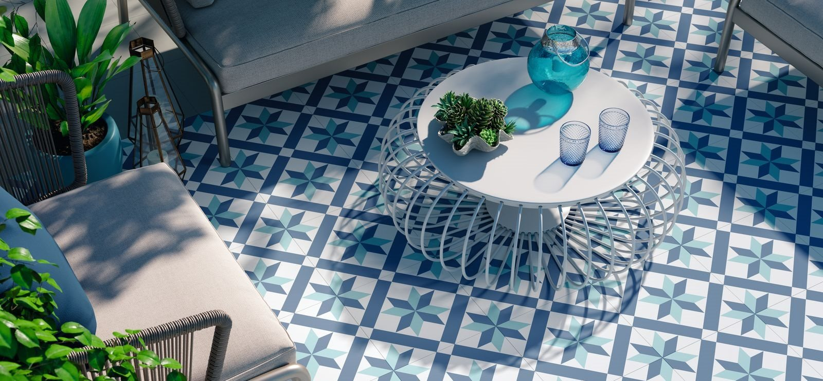 Carreau de ciment bleu et blanc motifs géométriques 30x30 cm sur terrasse avec mobilier gris et plantes
