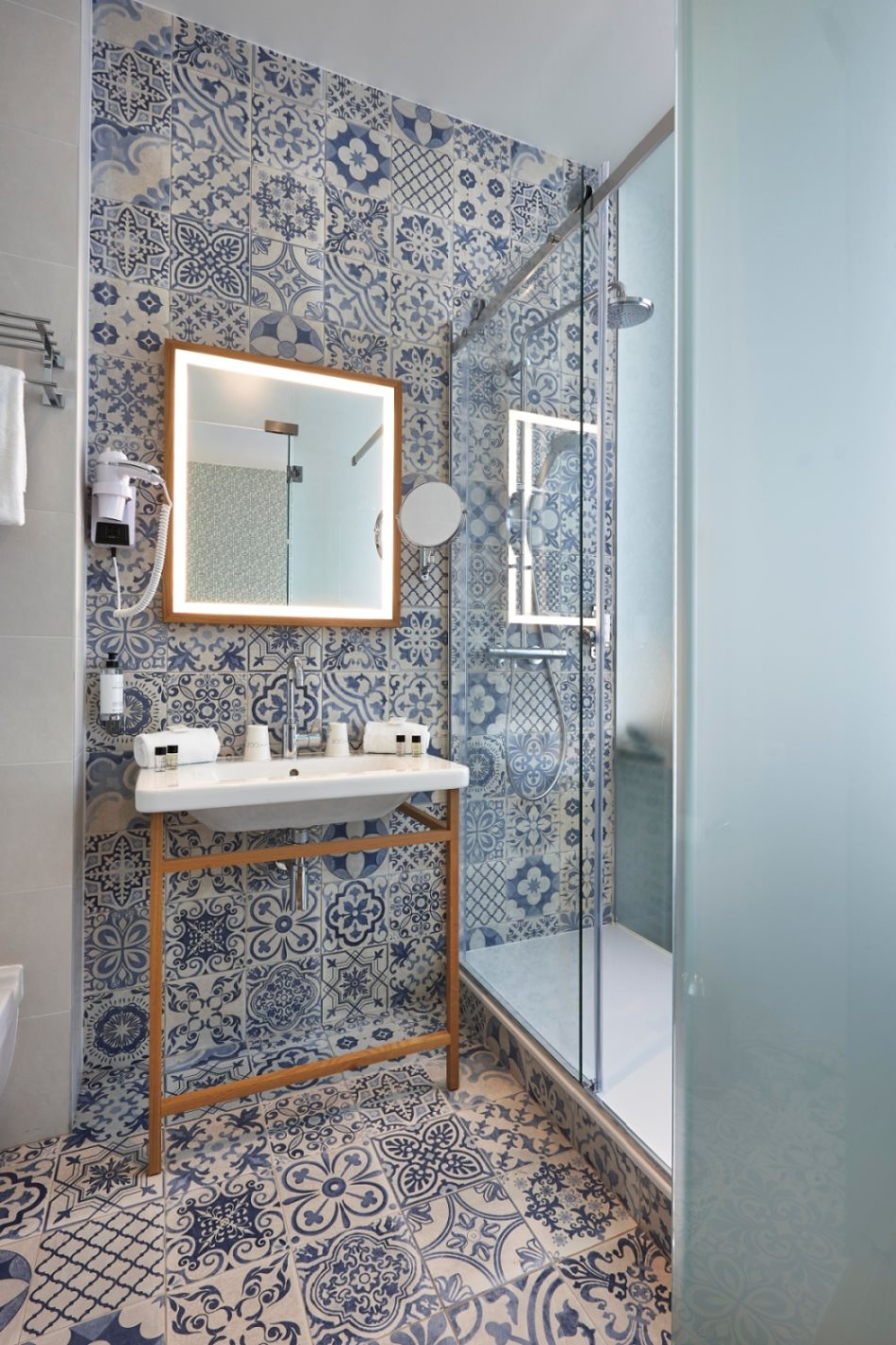 Carreau de ciment bleu motifs variés 45x45 cm dans salle de bain tons bleus blancs, avec douche, miroir, lavabo