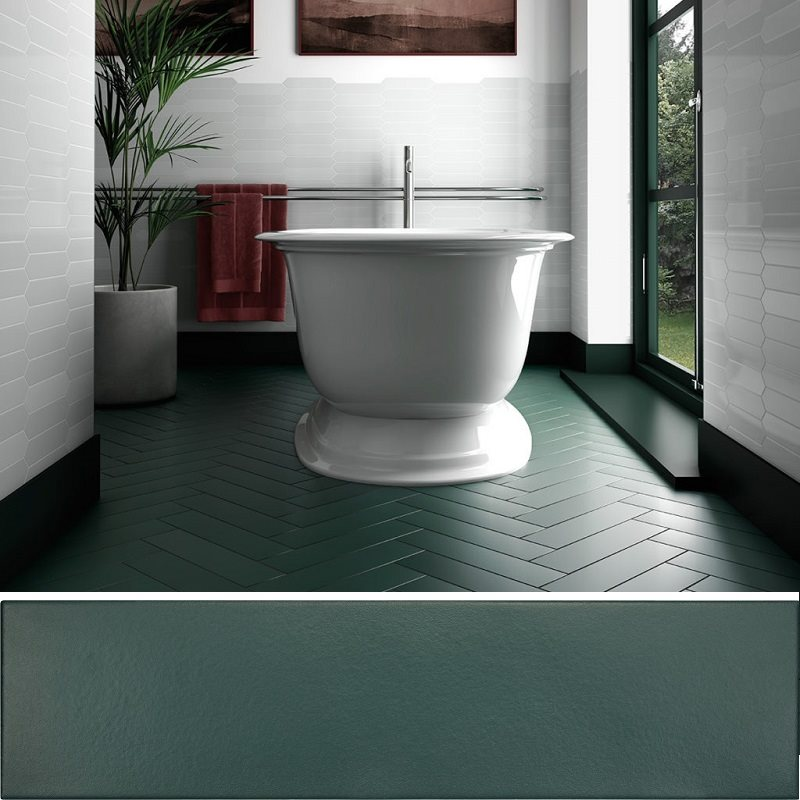Carrelage uni vert sur une salle de bain épurée aux murs blancs avec baignoire blanche et serviettes rouges, plantes vertes et luminosité naturelle
