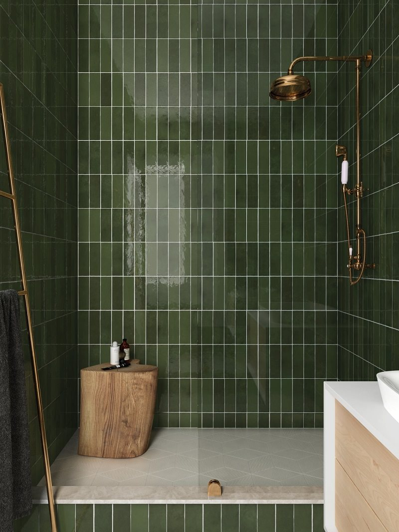 Carrelage Zellige vert nuances de vert 6,5X20 dans salle de bain moderne murs blancs meuble en bois accessoires dorés.