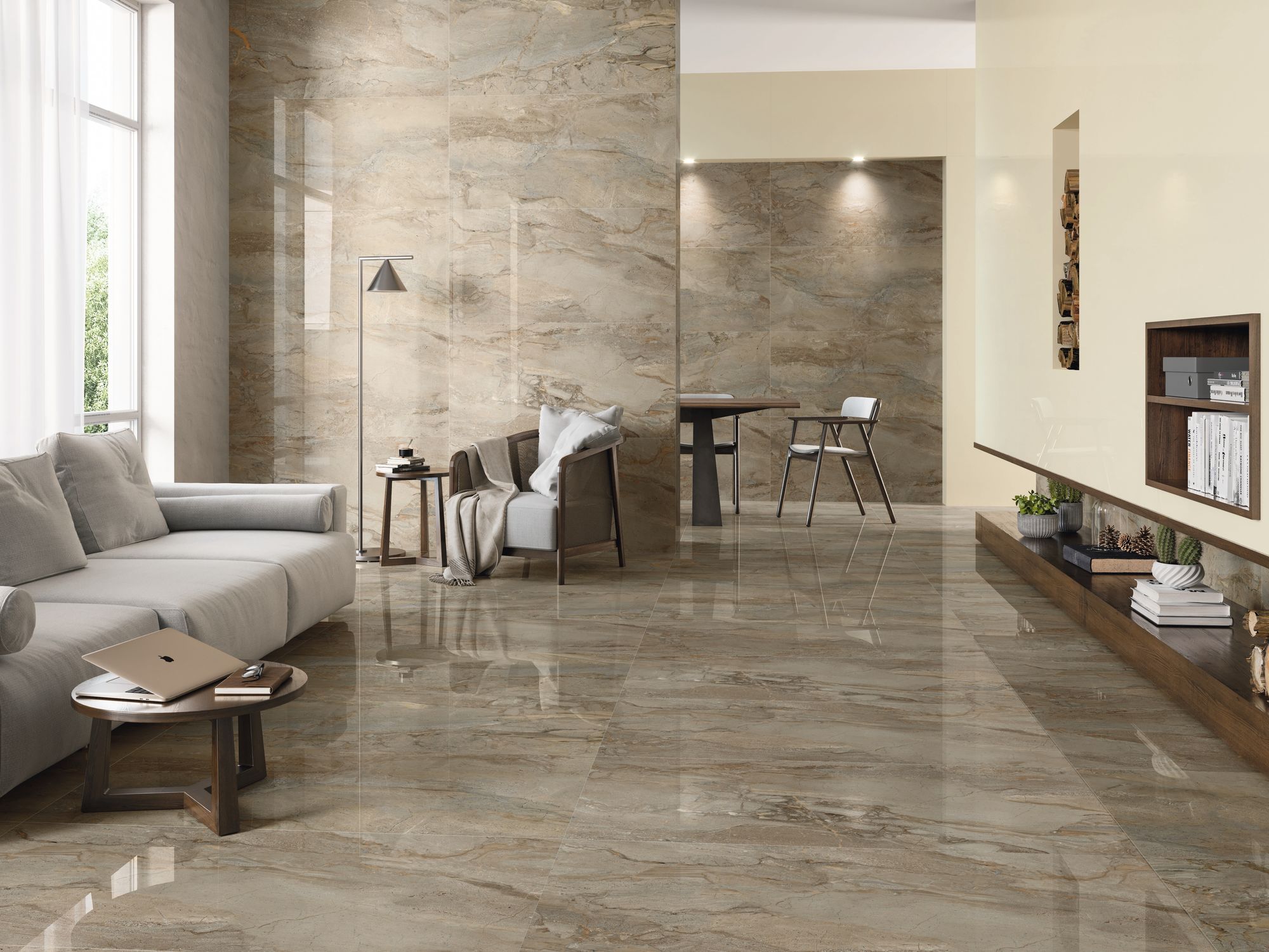 Carrelage marbre marron nuancé de beige 60x60 cm dans un salon moderne aux murs crème et mobilier gris et bois, luminosité naturelle