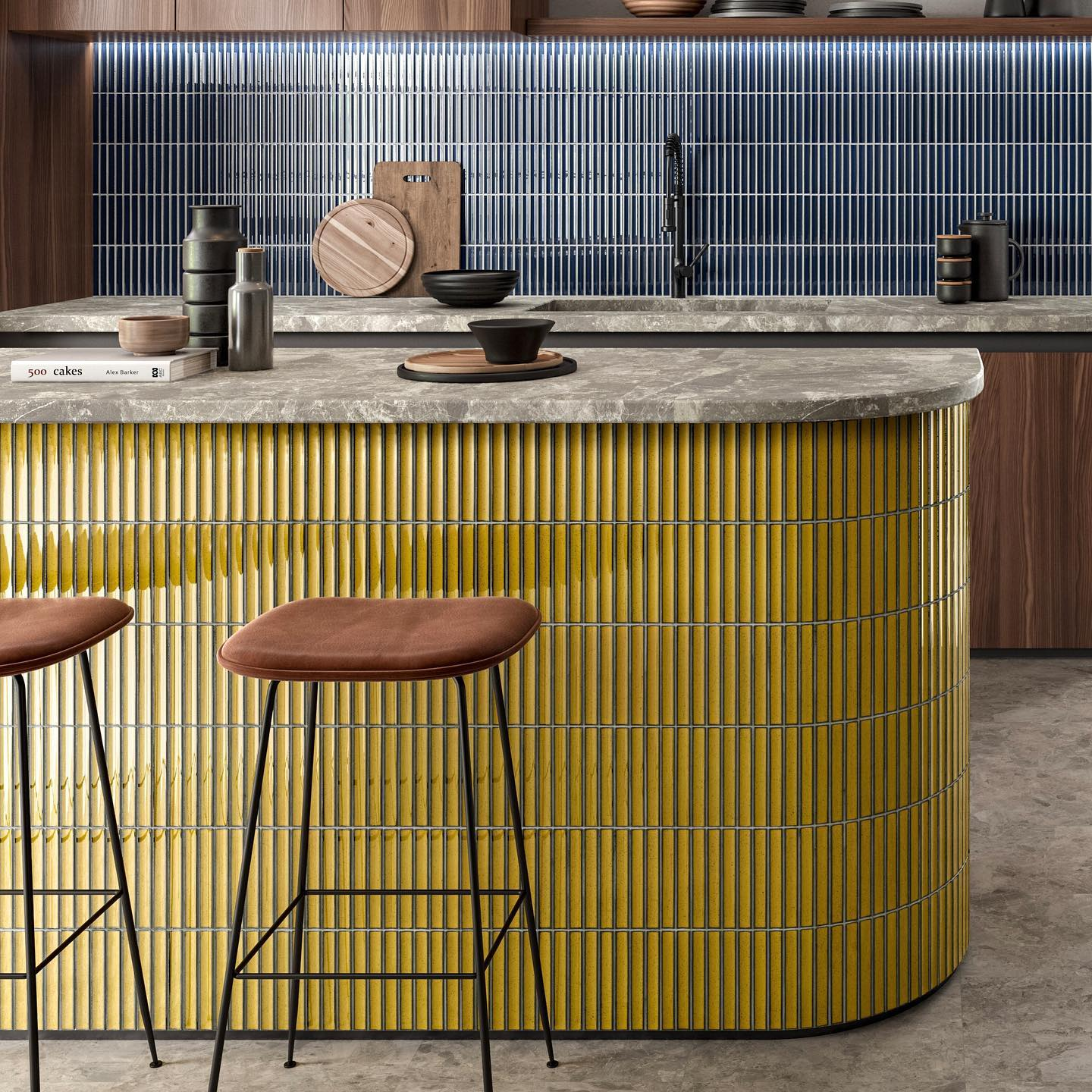 Carrelage uni jaune dans une cuisine moderne avec tabourets marron et plan de travail en marbre