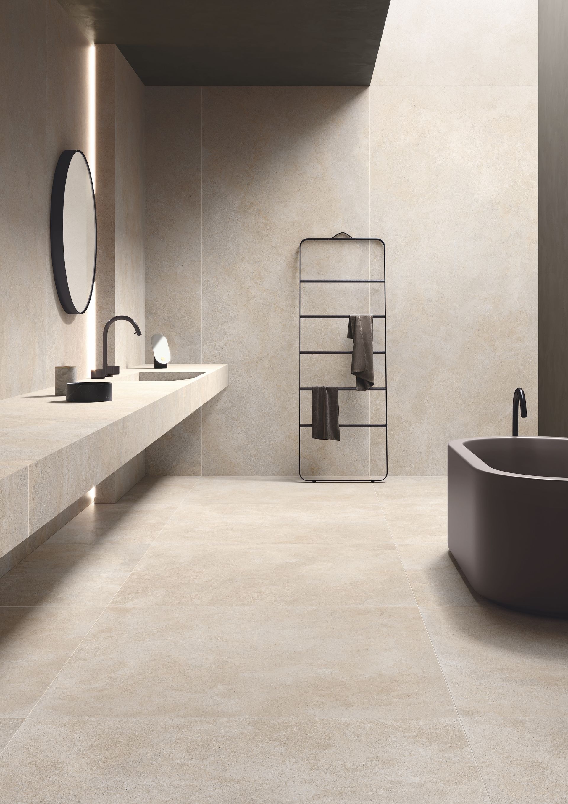 Carrelage effet pierre beige nuances claires sans motifs 60x120 cm dans une salle de bain moderne tons beige baignoire noire étagère métallique