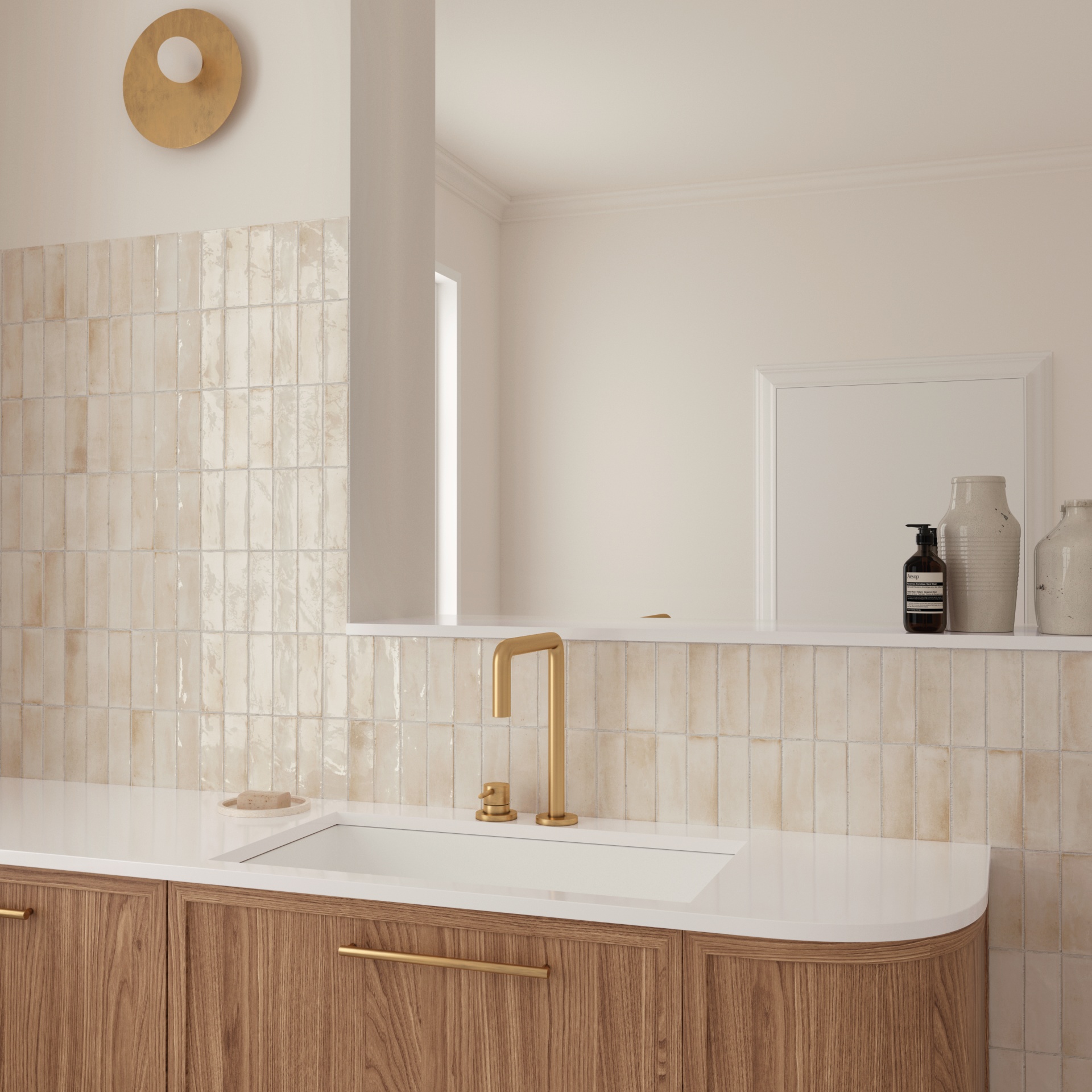 Zellige beige clair avec nuances dans une salle de bain épurée beige bois de robinetterie dorée et accessoires déco