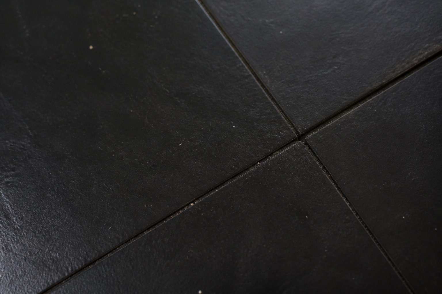 Pourquoi le carrelage noir mat exige-t-il un entretien spécifique ?