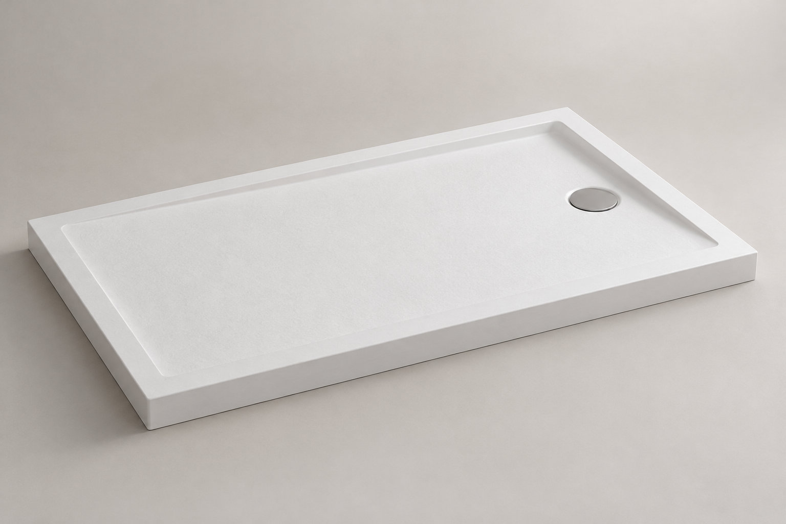Un receveur de douche rectangulaire blanc avec une bonde ronde, posé sur un fond beige.