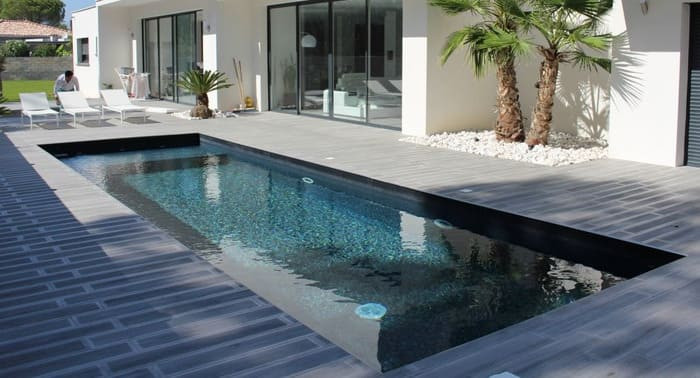 Mosaïques de piscine noire pour cette terrasse moderne