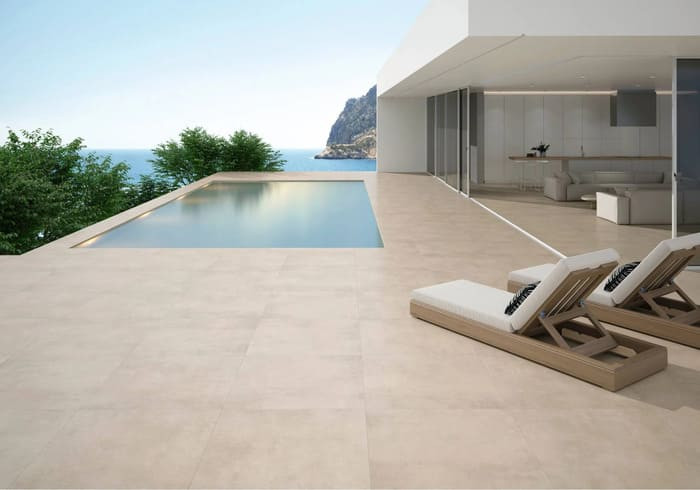 Une terrasse de piscine réalisée avec du 60x60 beige effet pierre