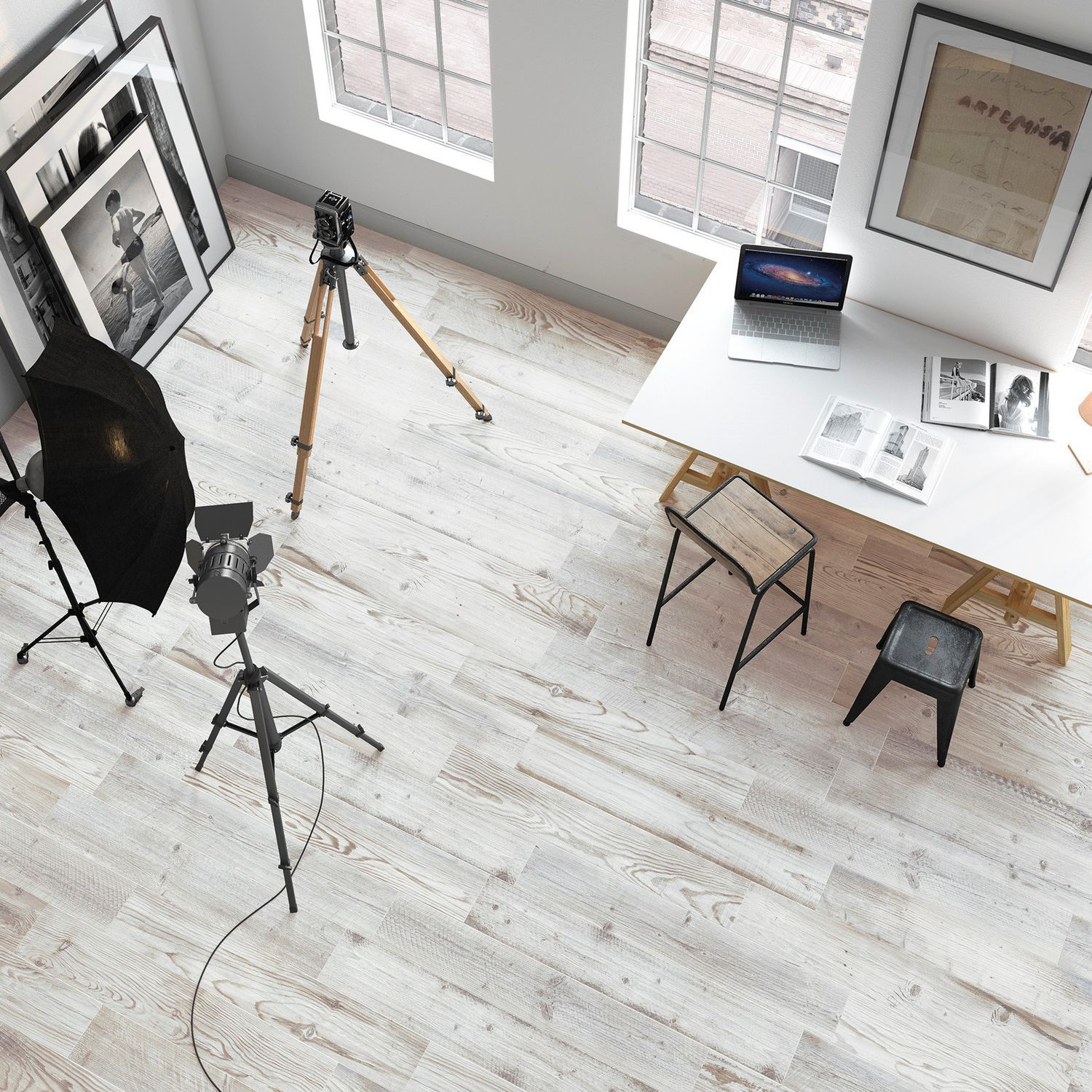 Carrelage imitation bois blanc au sol d'un studio