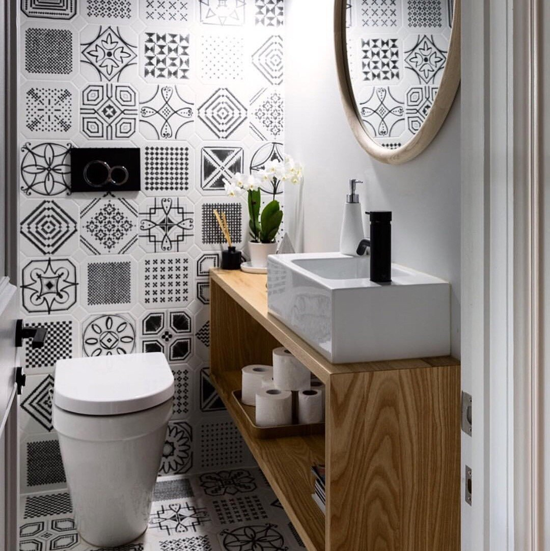 Carrelage octogonal décoré dans la salle de bain