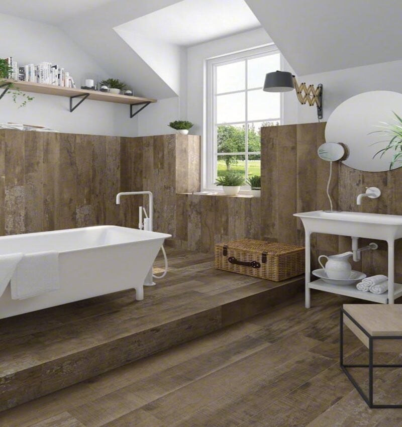 Une salle de bain associée d'un carrelage marron sur le mur et au sol
