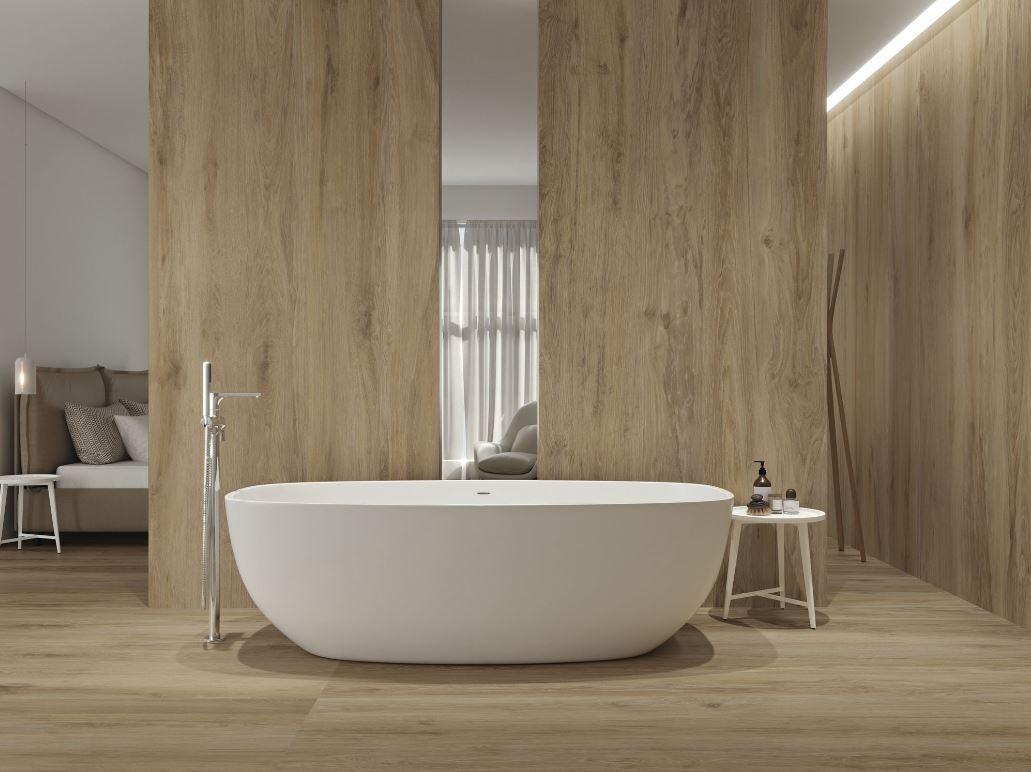 Carrelage imitation bois dans une salle de bain avec baignoire