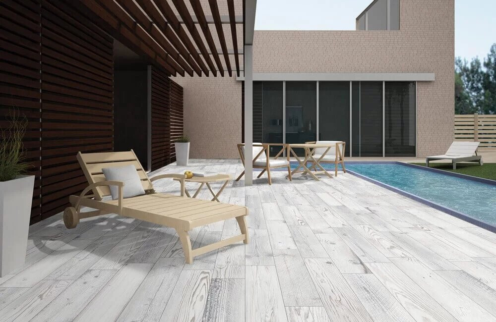 Carrelage imitation bois clair pour terrasse de piscine