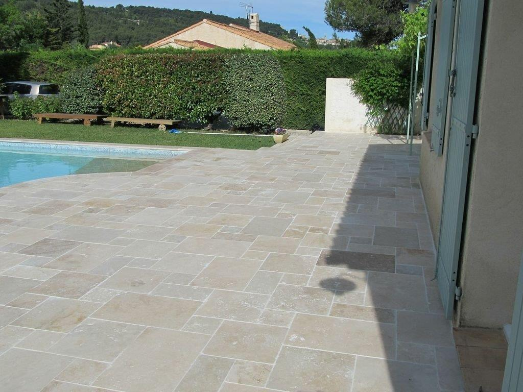Terrasse de piscine en travertin beige en opus romain