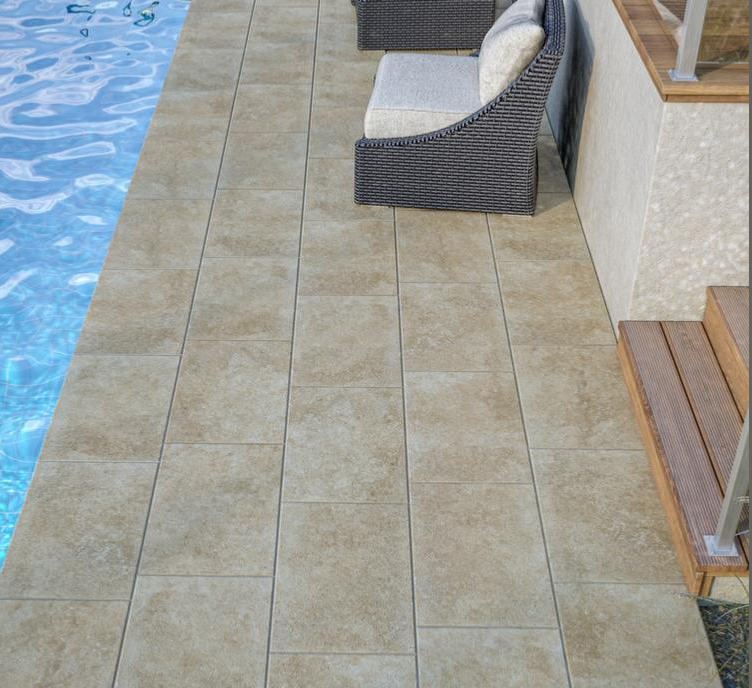 Carrelage rectangulaire beige pour terrasse de piscine en accord avec le mur