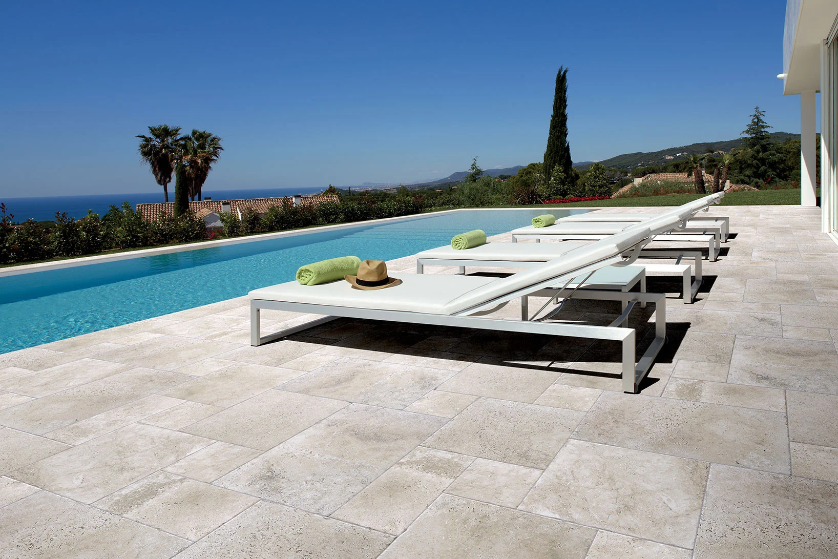 Terrasse de piscine avec carrelage aspect pierre harmonieux