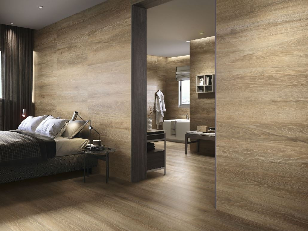 Carrelage imitation bois mat dans une chambre et une salle de bain