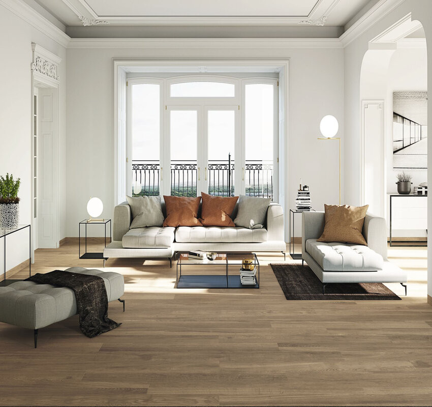 Carrelage aspect bois marron exposé sur le sol d'un salon